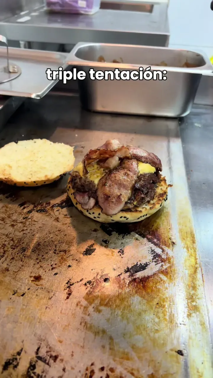 Tan malo es pedirse una hamburguesa triple? #sanguchon #hamburguesa #polemica